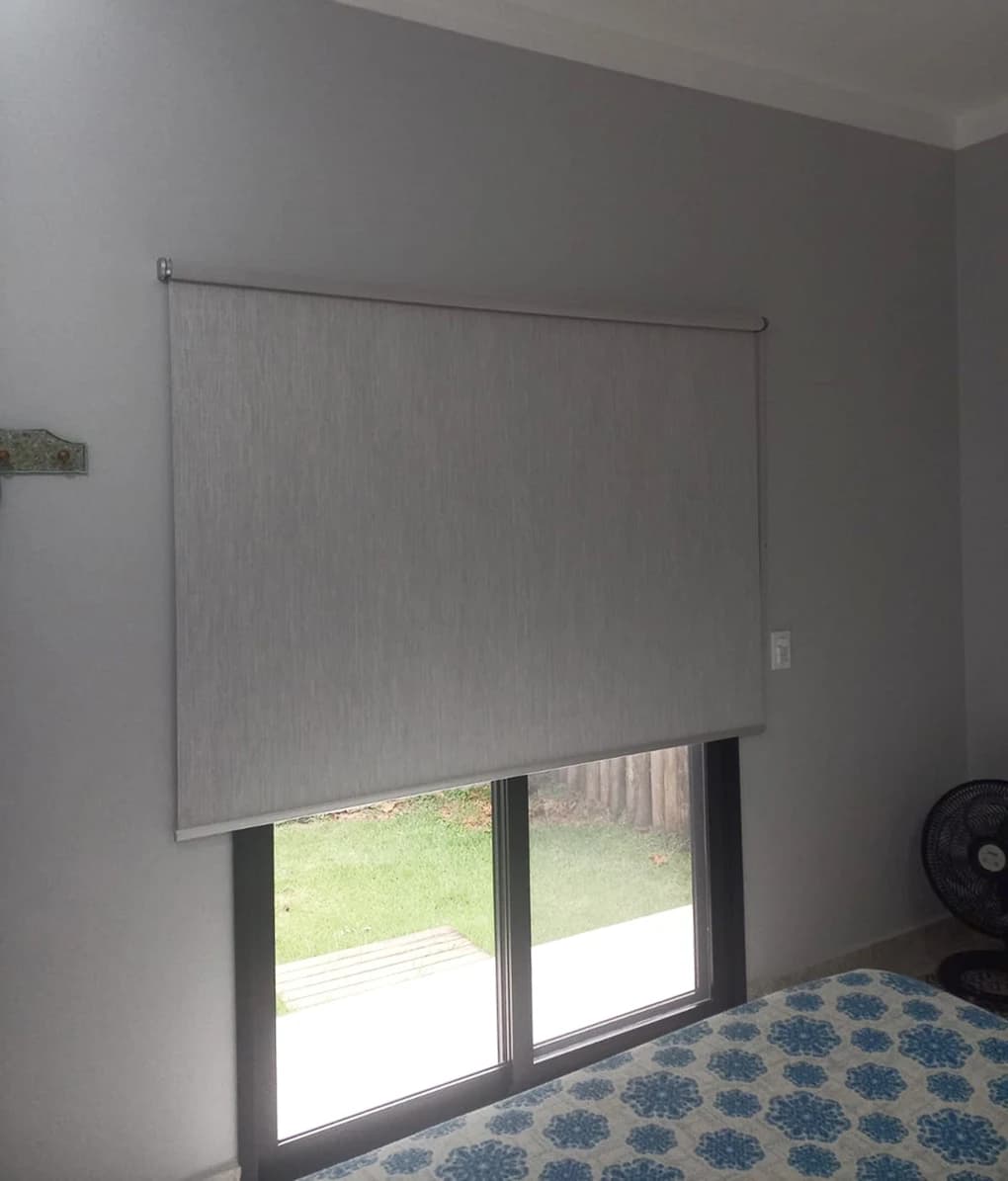 Persiana tela solar instalada em sala
