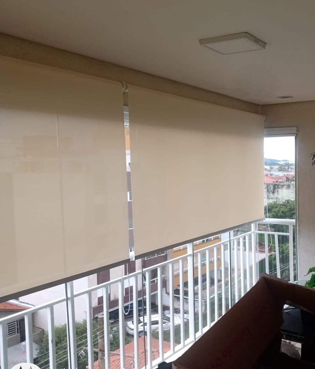 Persiana rolô instalada em sala de estar